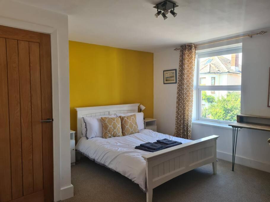 Holiday home 6 En-suite Bedrooms; Garden; Driveway;pet Friendly *