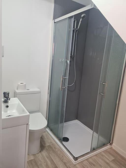 Holiday home 6 En-suite Bedrooms; Garden; Driveway;pet Friendly