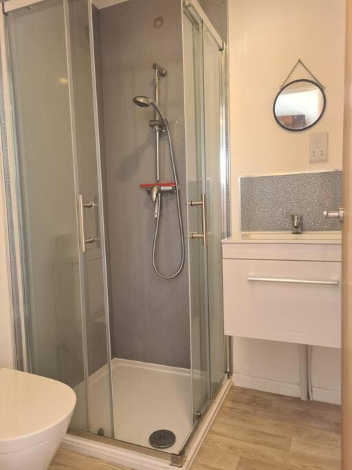6 En-suite Bedrooms; Garden; Driveway;pet Friendly *