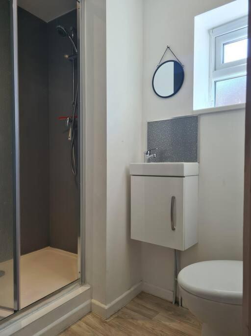 6 En-suite Bedrooms; Garden; Driveway;pet Friendly Holiday home *