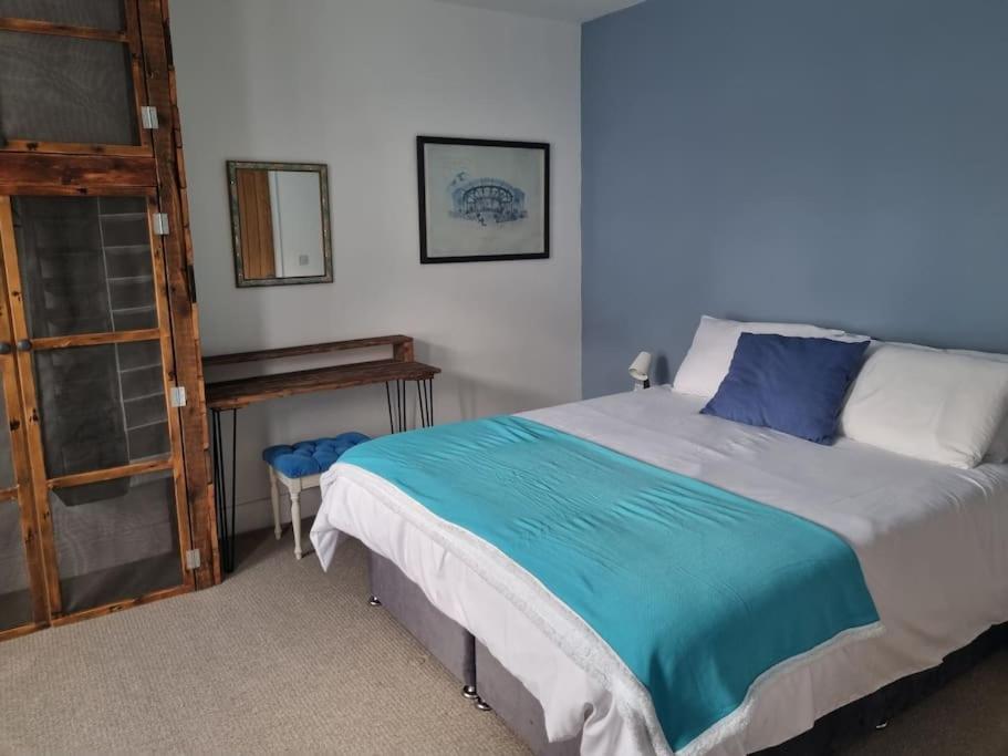 Holiday home 6 En-suite Bedrooms; Garden; Driveway;pet Friendly