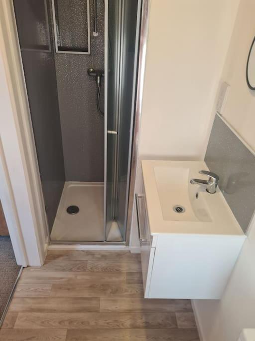 6 En-suite Bedrooms; Garden; Driveway;pet Friendly *