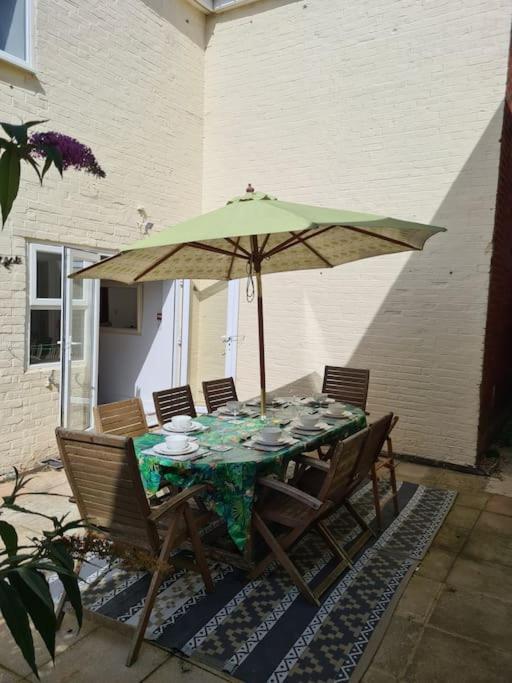 Holiday home 6 En-suite Bedrooms; Garden; Driveway;pet Friendly *