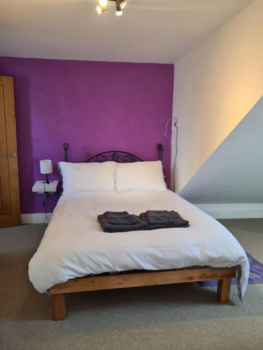 6 En-suite Bedrooms; Garden; Driveway;pet Friendly