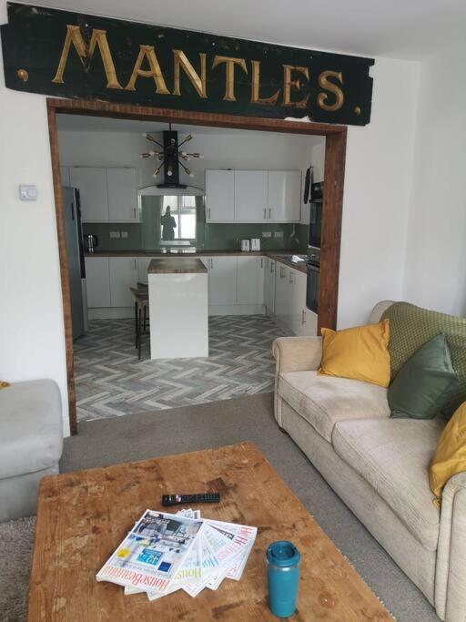 Holiday home 6 En-suite Bedrooms; Garden; Driveway;pet Friendly