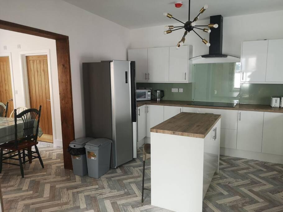 Holiday home 6 En-suite Bedrooms; Garden; Driveway;pet Friendly *