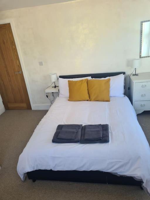 6 En-suite Bedrooms; Garden; Driveway;pet Friendly