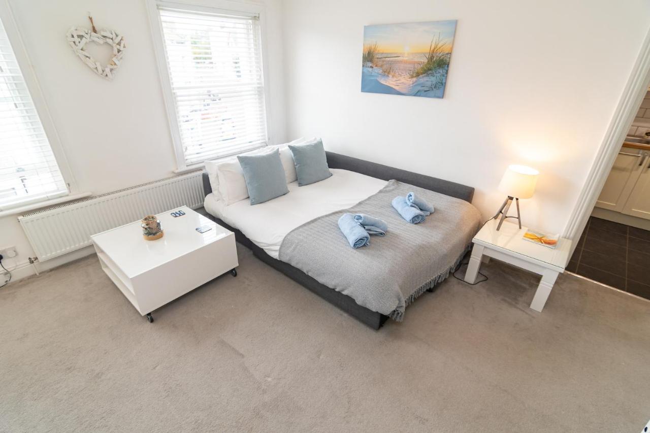 Light And Airy 1 Bedroom Flat 700m From The *