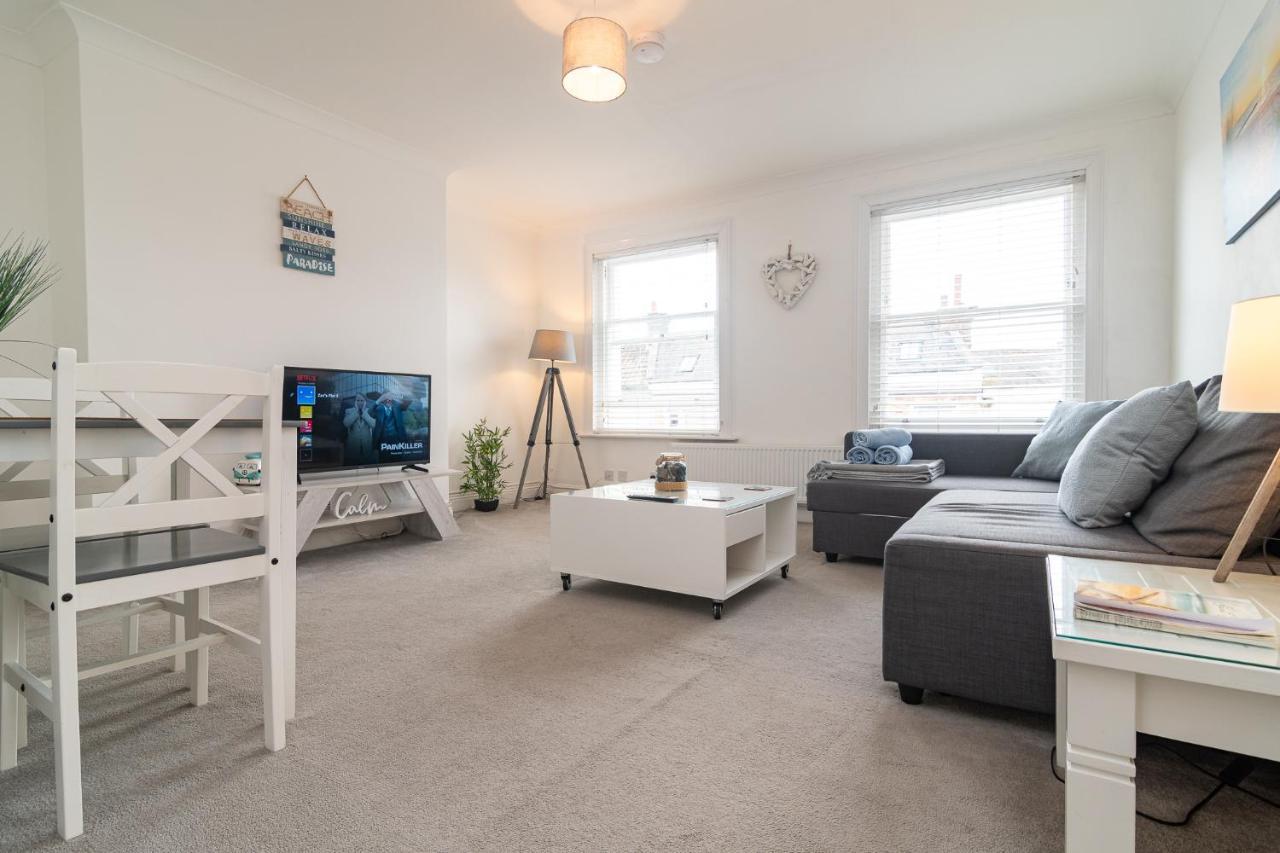 Light And Airy 1 Bedroom Flat 700m From The Apartment *