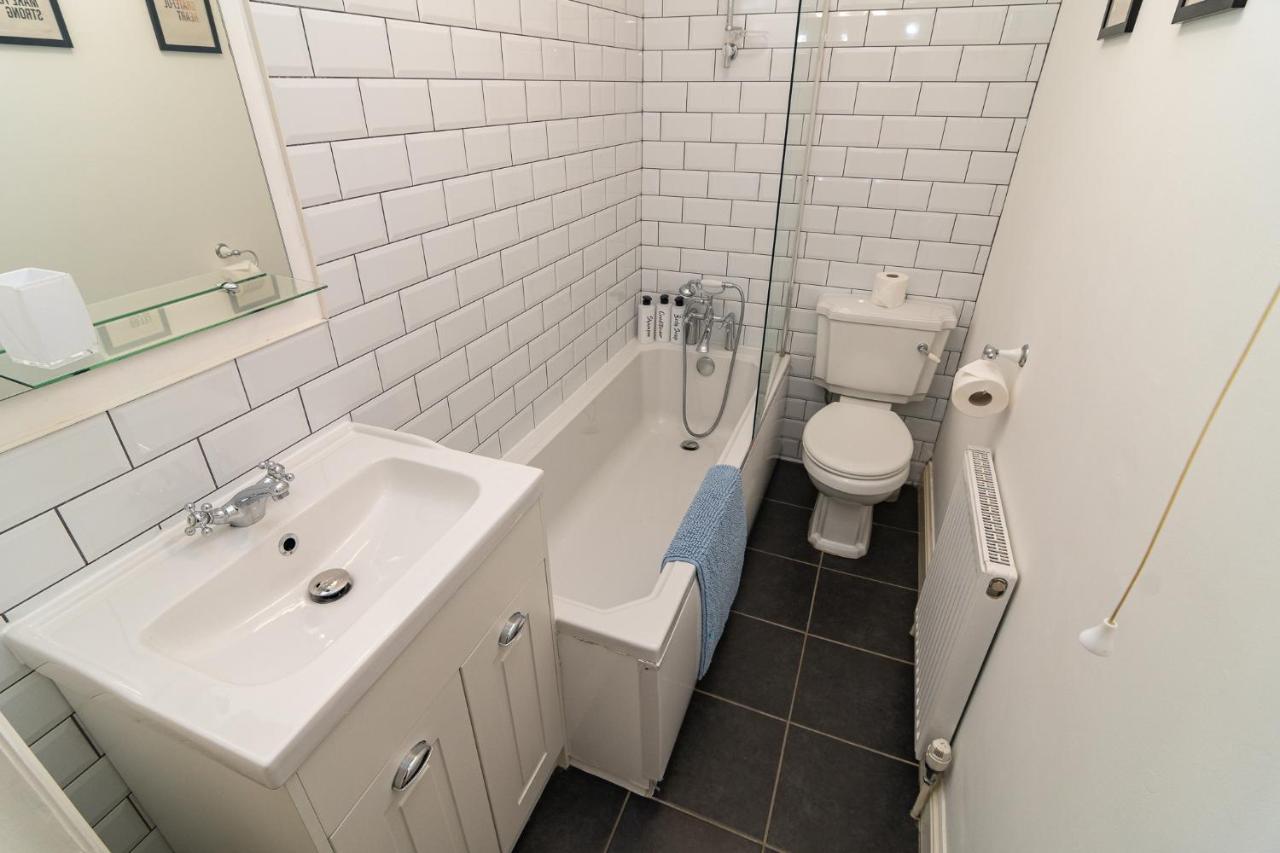 Light And Airy 1 Bedroom Flat 700m From The Apartment
