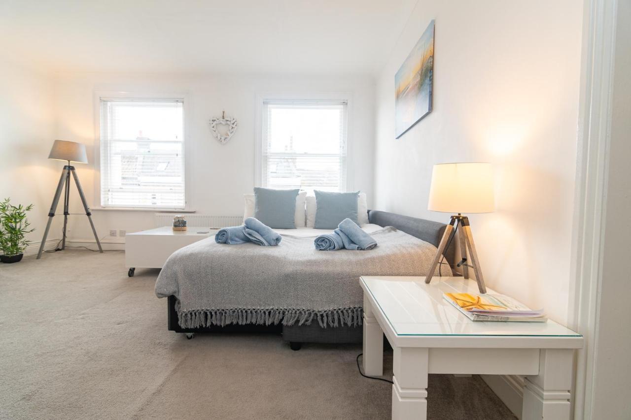 Light And Airy 1 Bedroom Flat 700m From The