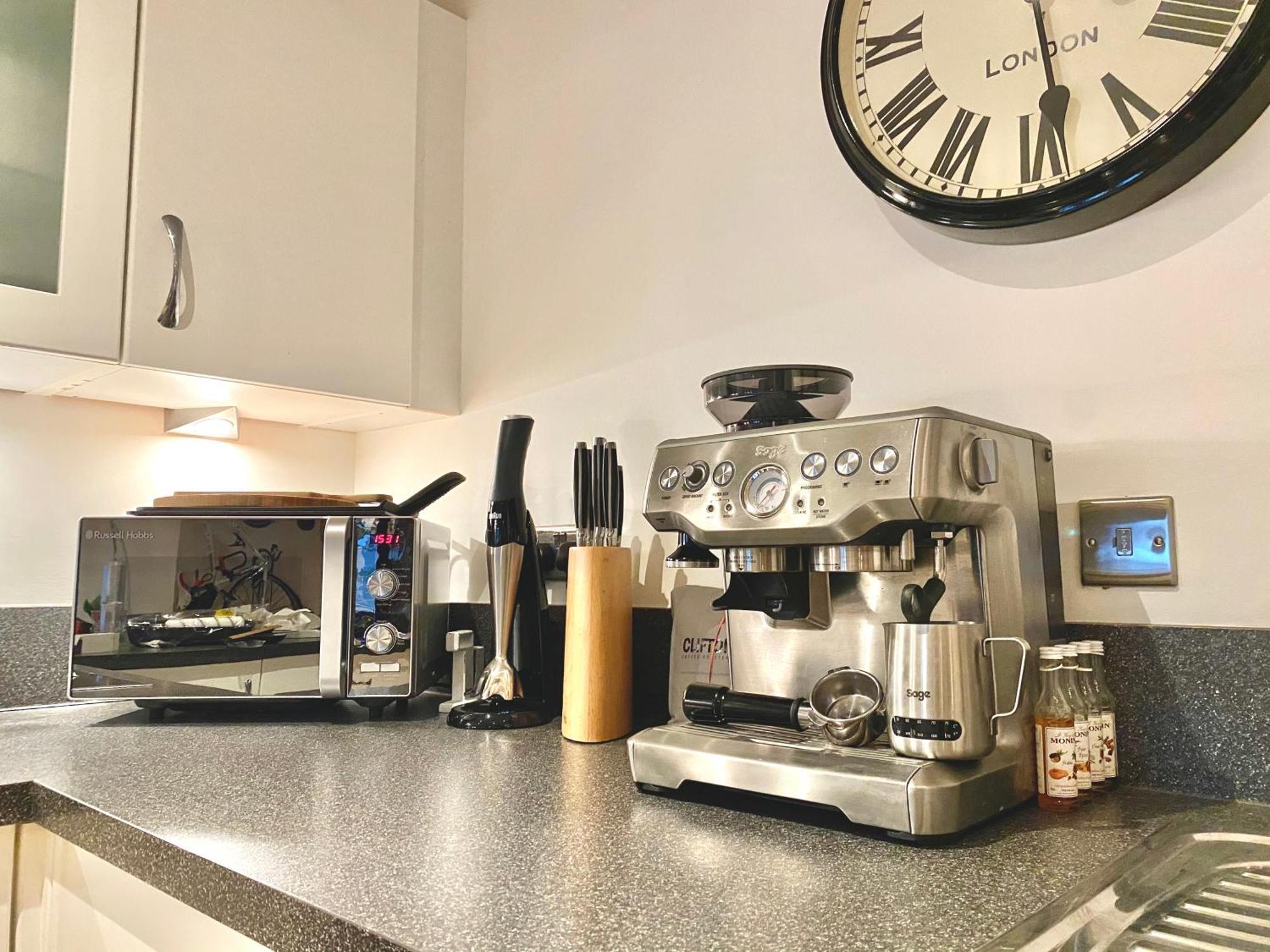 Homestay Modern, Spacious Flat In The Heart Of Bournemouth. *