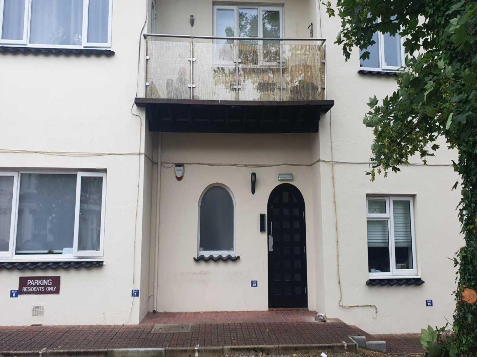 Newly Renovated Ideally Situated 2 Bedroom Flat Apartment *
