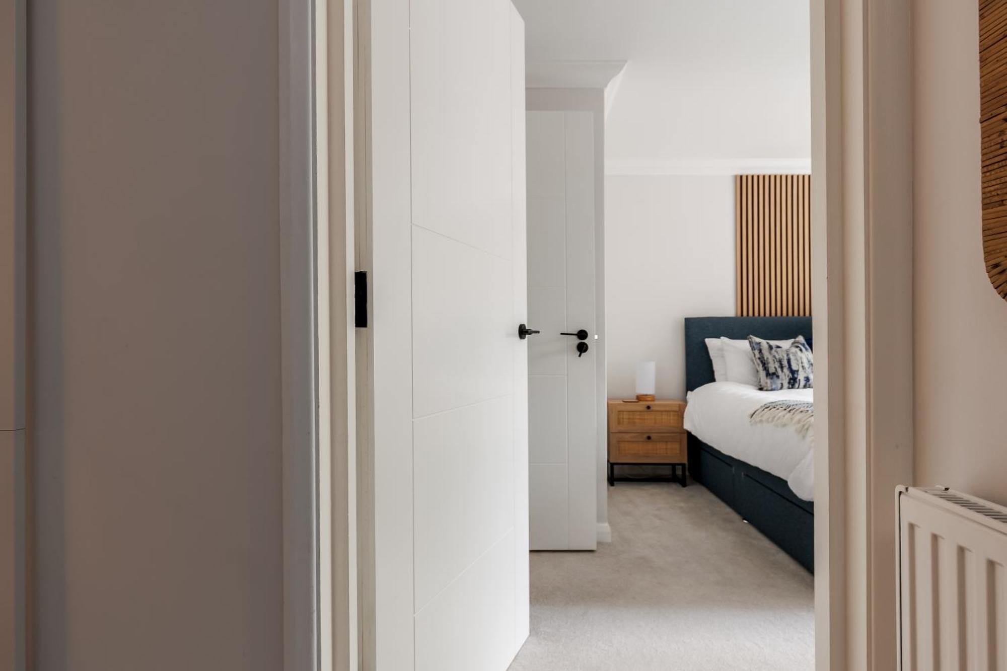 Modern, Comfy Town Centre Gem, Near Beach, Parking Apartment *