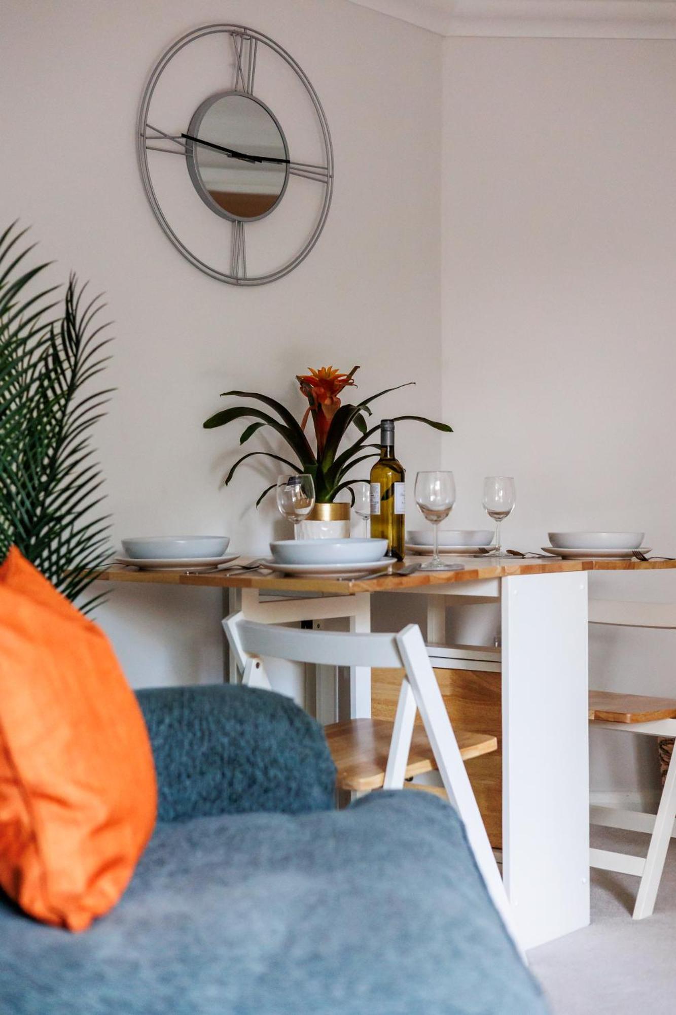 Modern, Comfy Town Centre Gem, Near Beach, Parking *