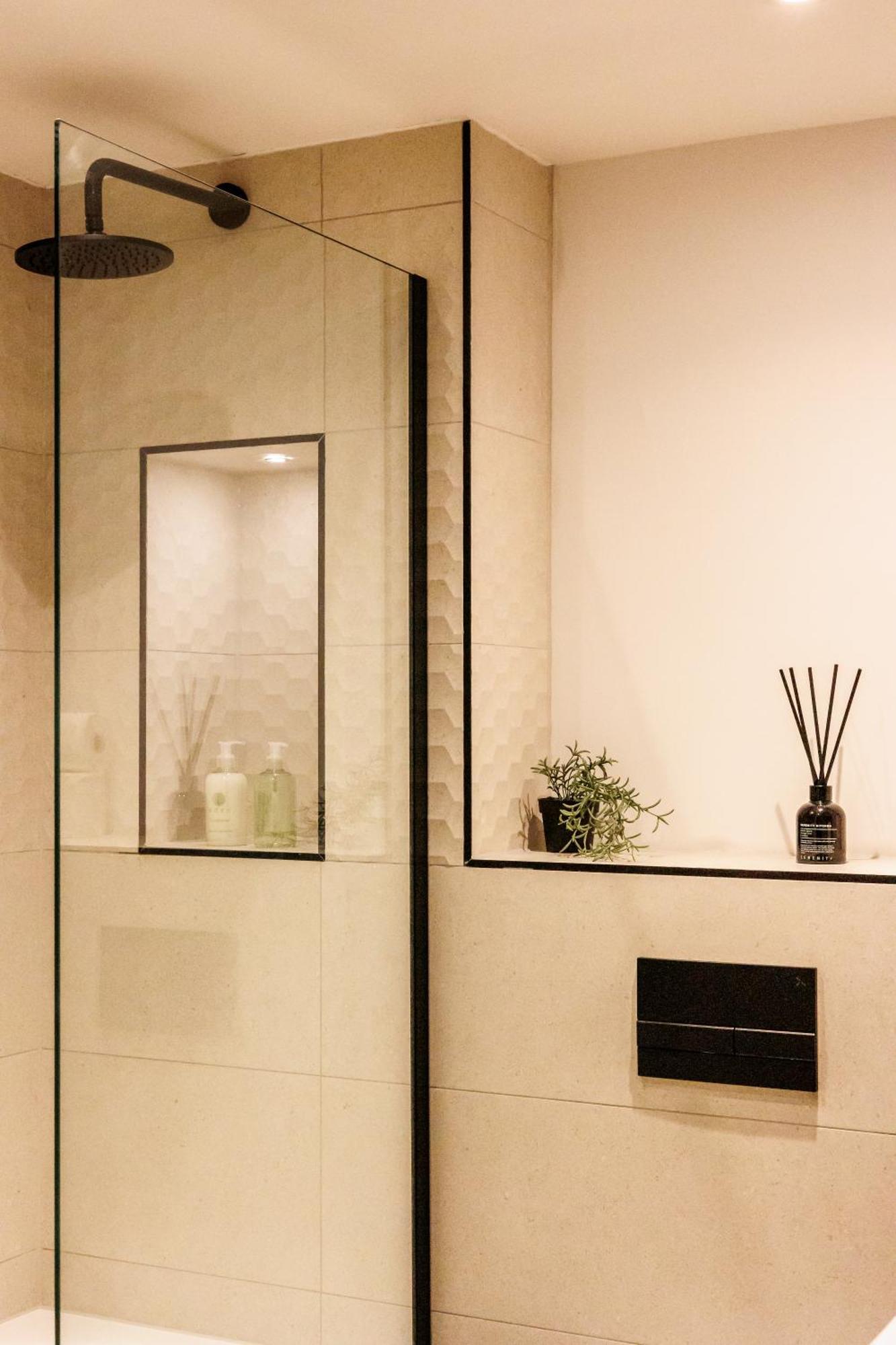 Modern, Comfy Town Centre Gem, Near Beach, Parking Apartment