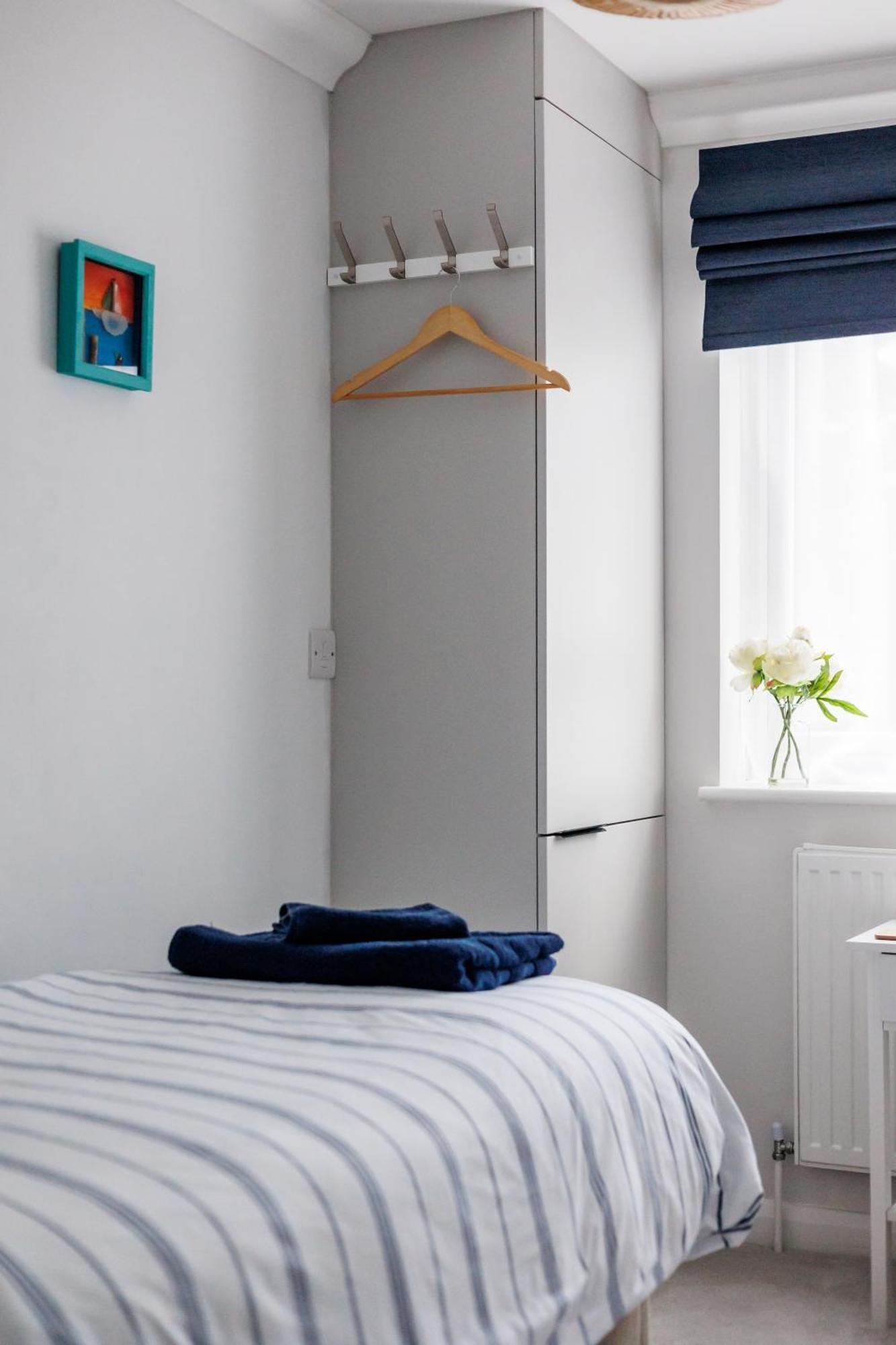 Modern, Comfy Town Centre Gem, Near Beach, Parking Apartment *