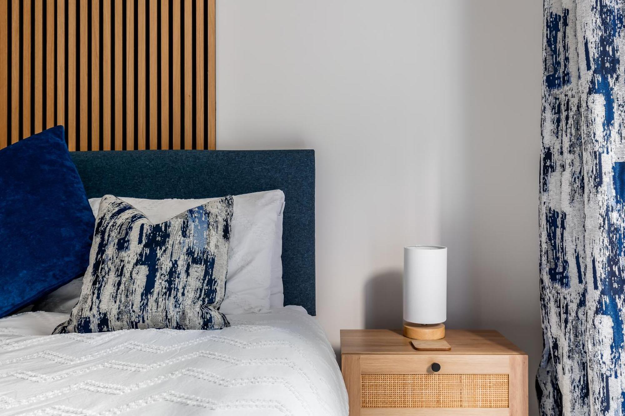 Modern, Comfy Town Centre Gem, Near Beach, Parking
