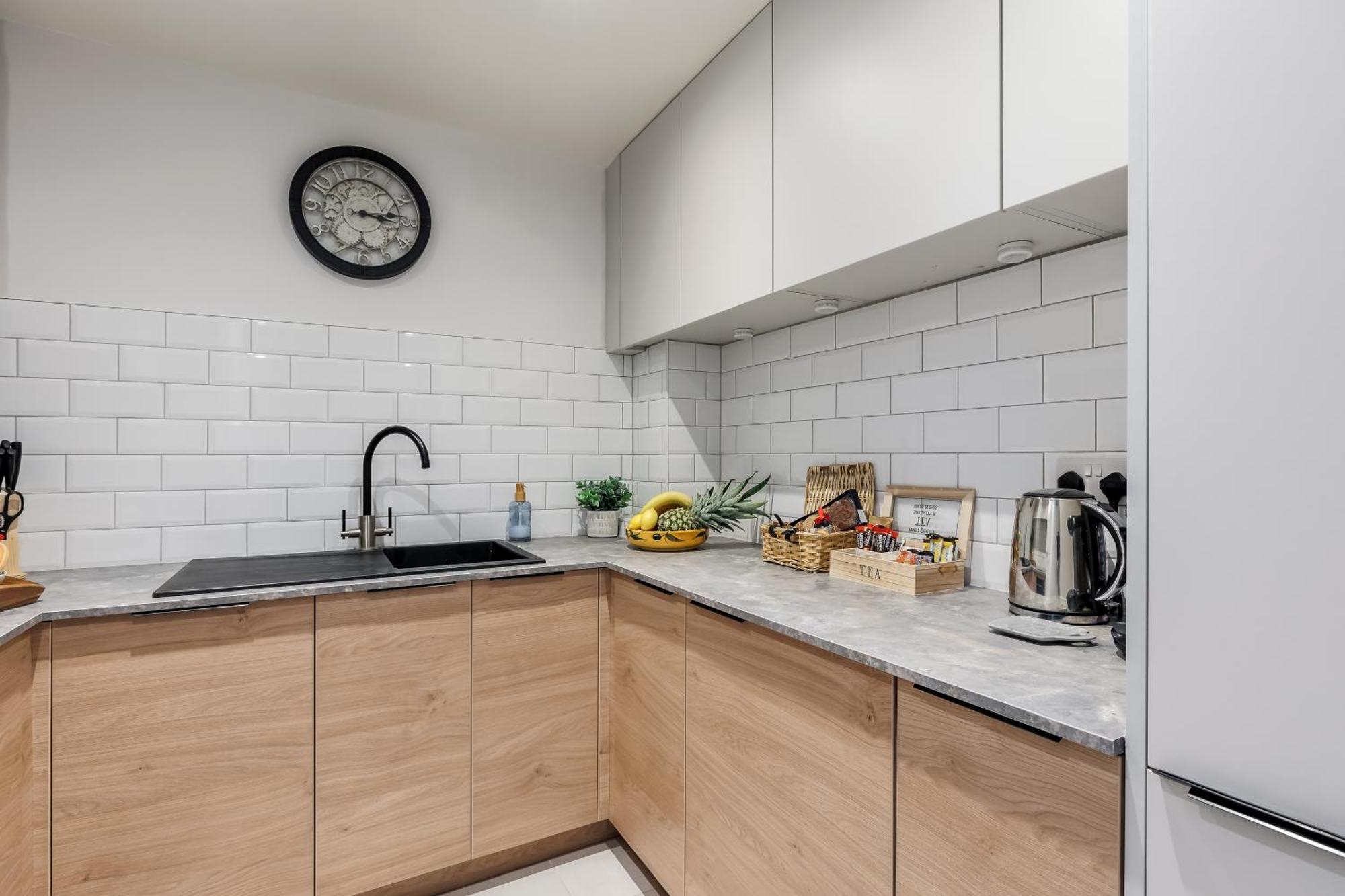 Apartment Modern, Comfy Town Centre Gem, Near Beach, Parking *