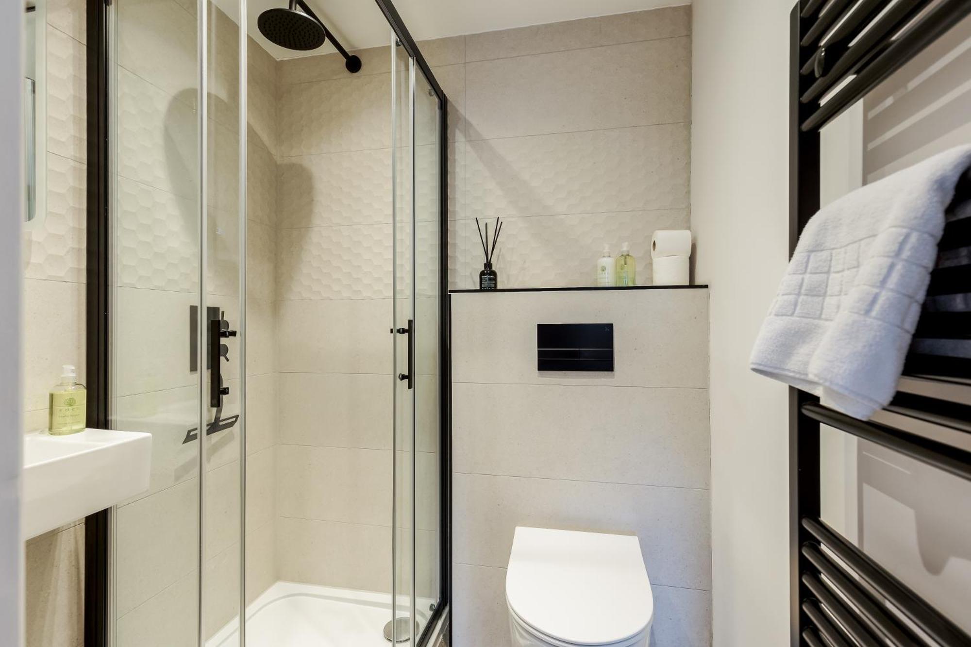 Modern, Comfy Town Centre Gem, Near Beach, Parking *