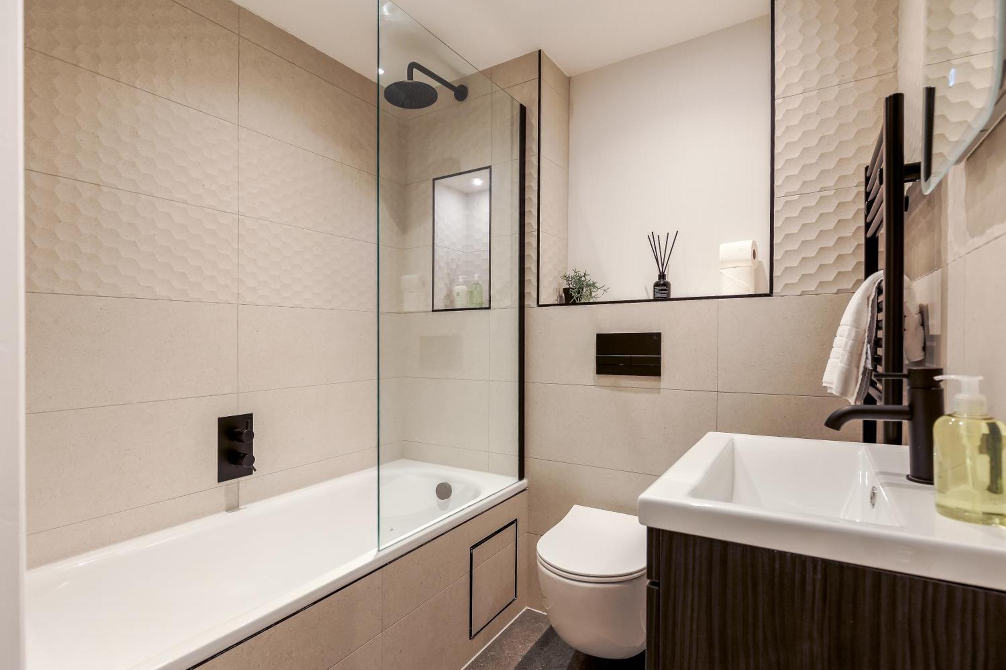 Apartment Modern, Comfy Town Centre Gem, Near Beach, Parking