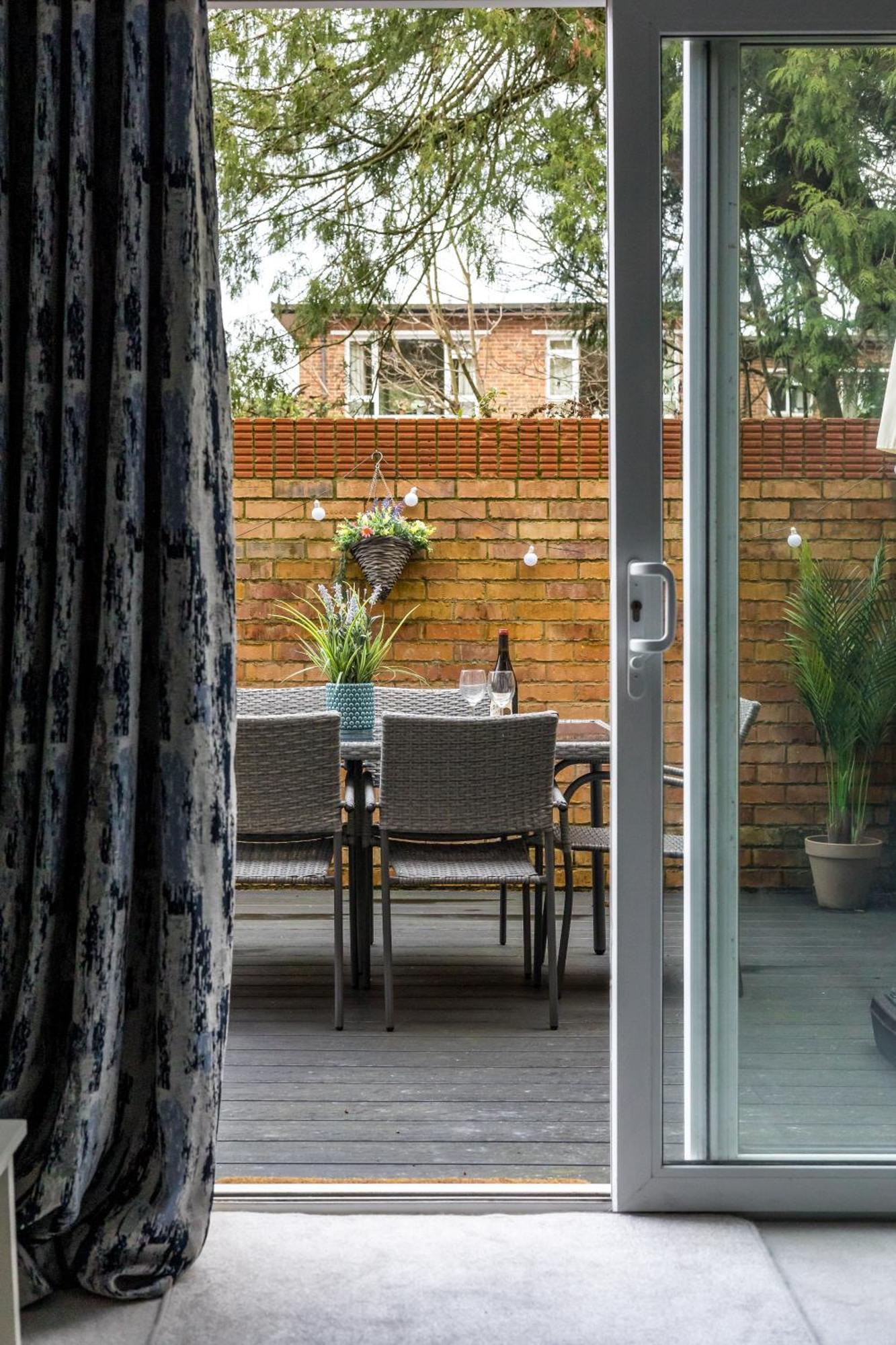 Modern, Comfy Town Centre Gem, Near Beach, Parking Apartment