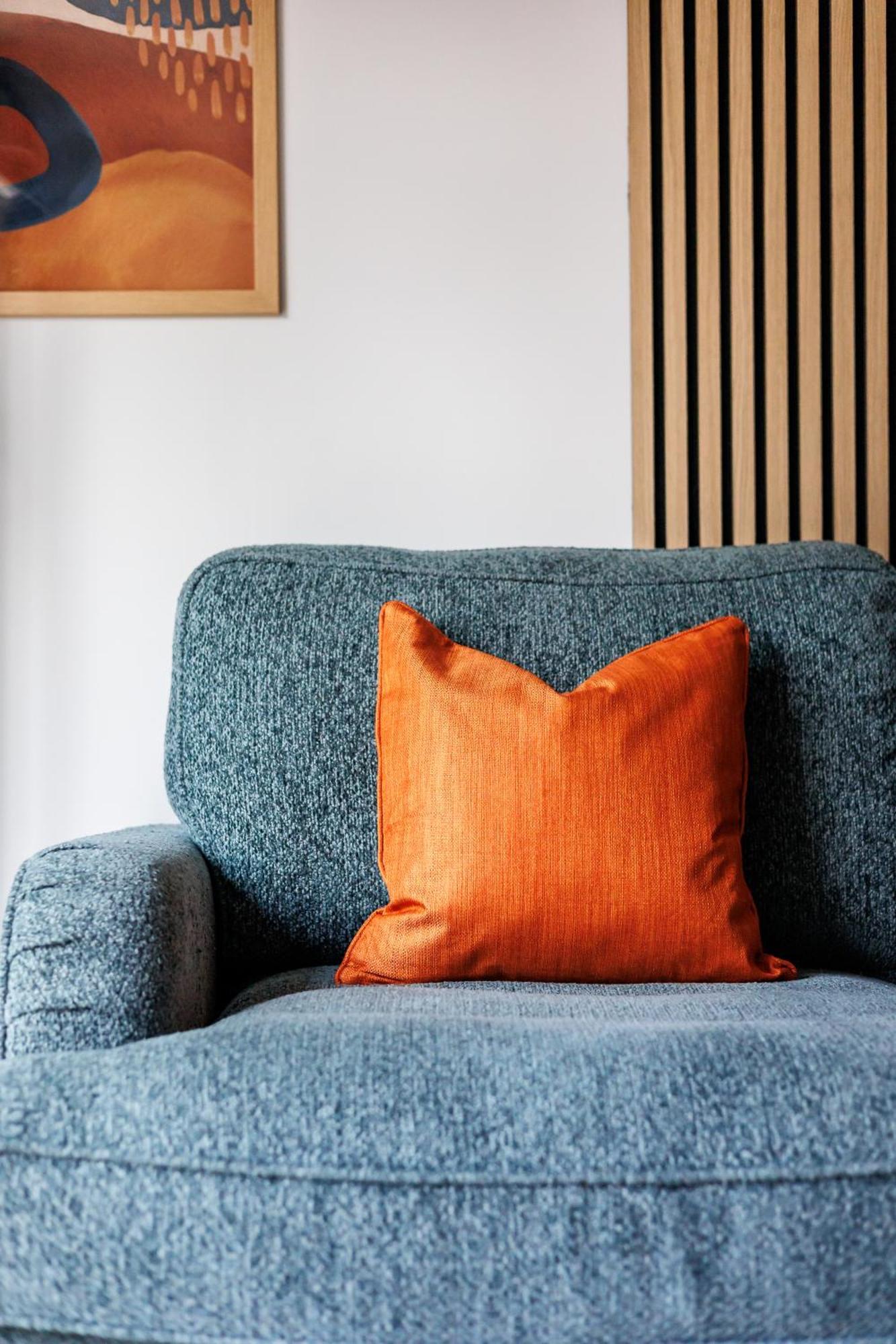Apartment Modern, Comfy Town Centre Gem, Near Beach, Parking