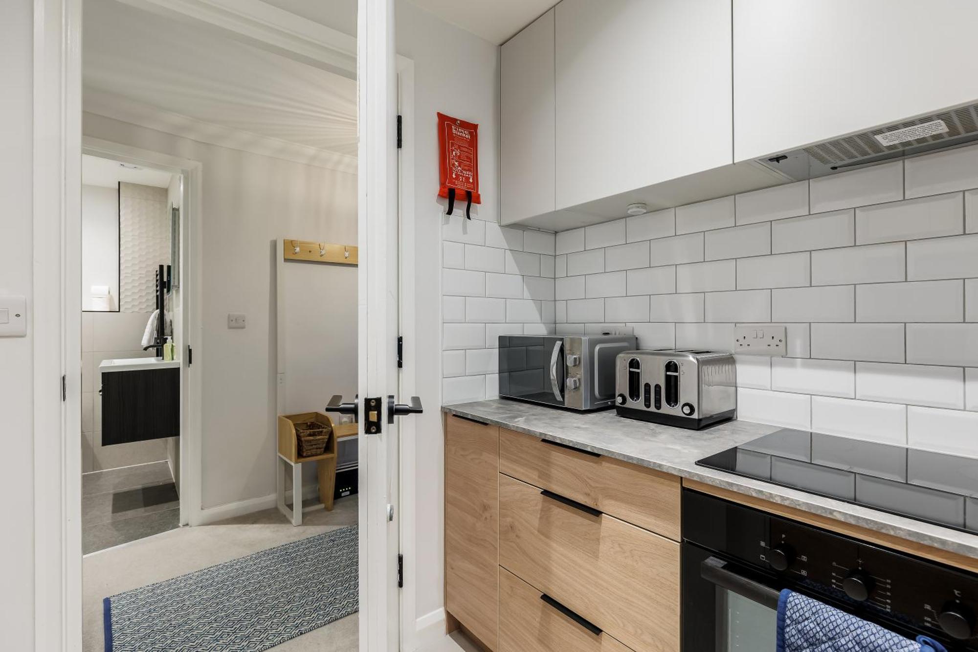 Modern, Comfy Town Centre Gem, Near Beach, Parking