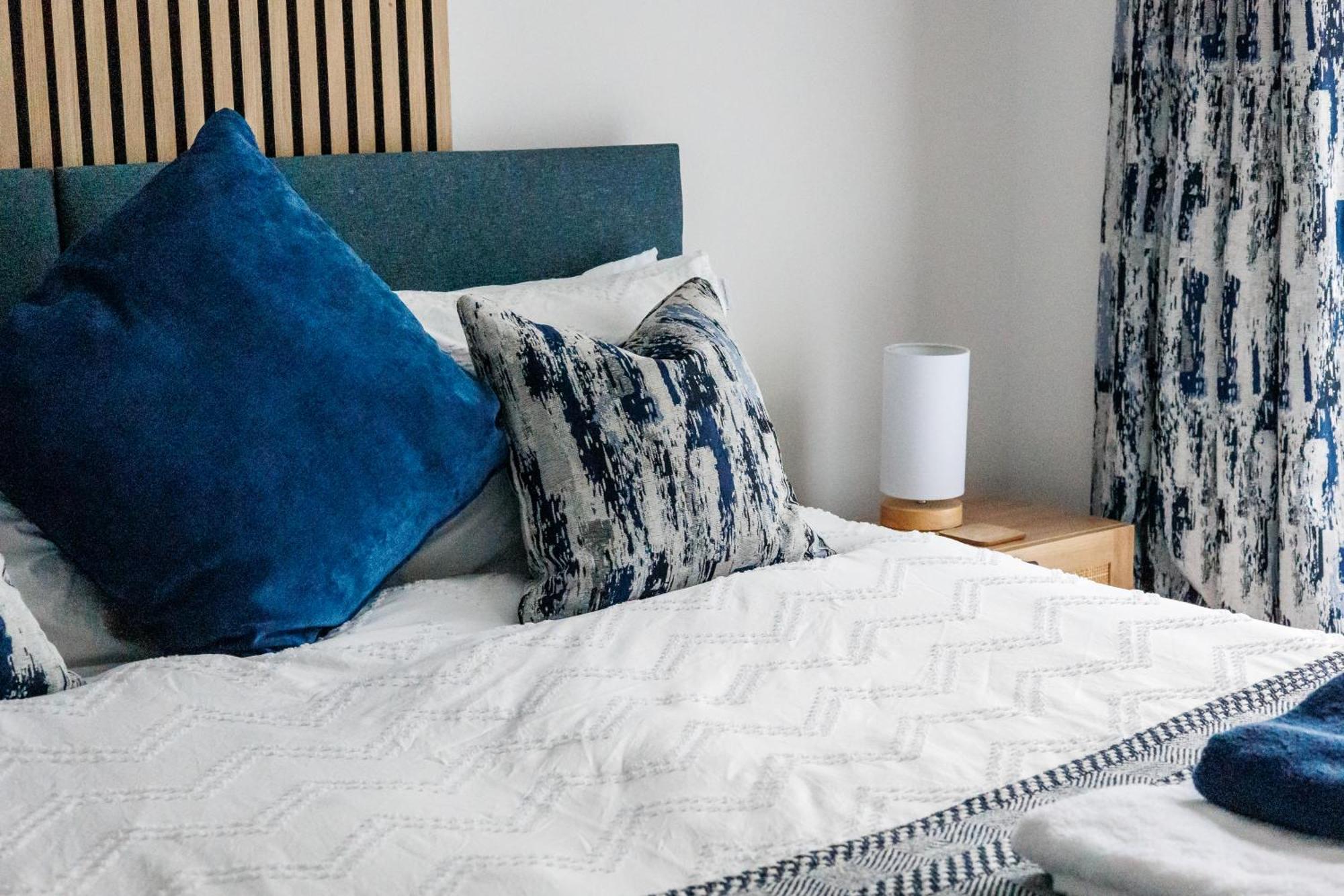 Modern, Comfy Town Centre Gem, Near Beach, Parking Apartment *