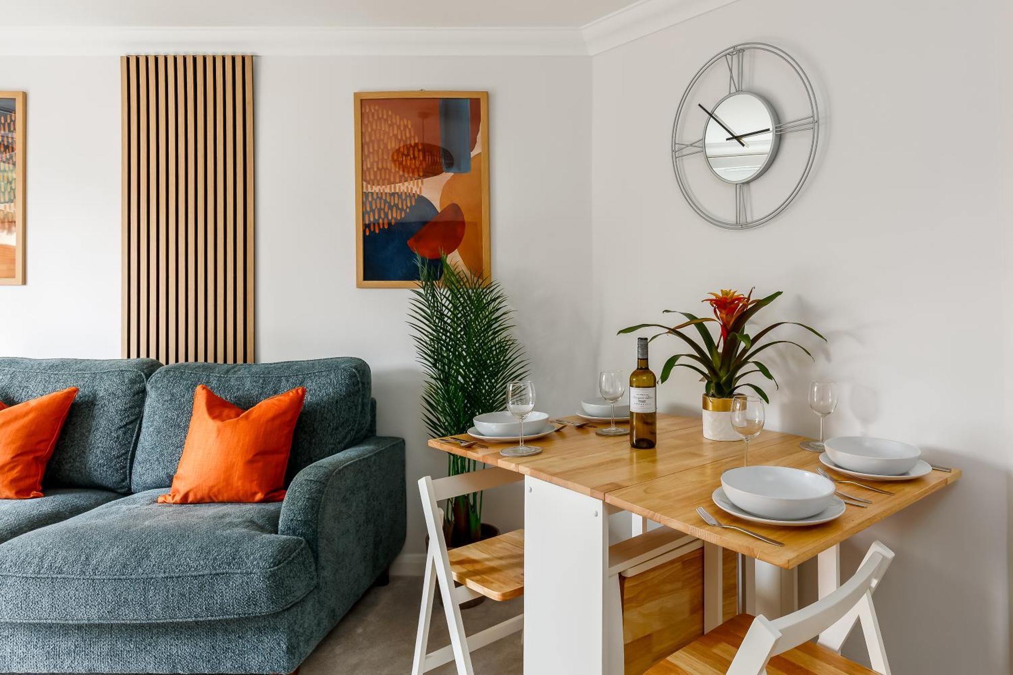 Apartment Modern, Comfy Town Centre Gem, Near Beach, Parking