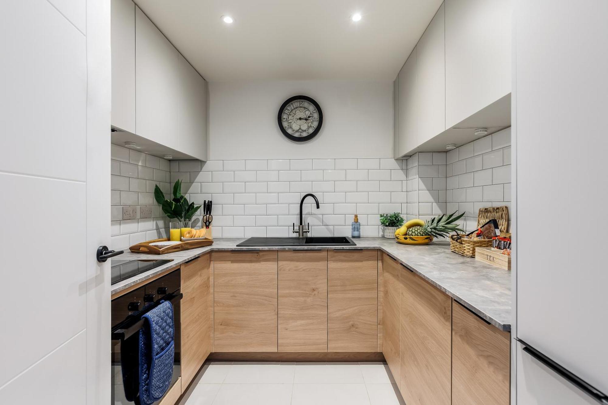 Modern, Comfy Town Centre Gem, Near Beach, Parking Apartment