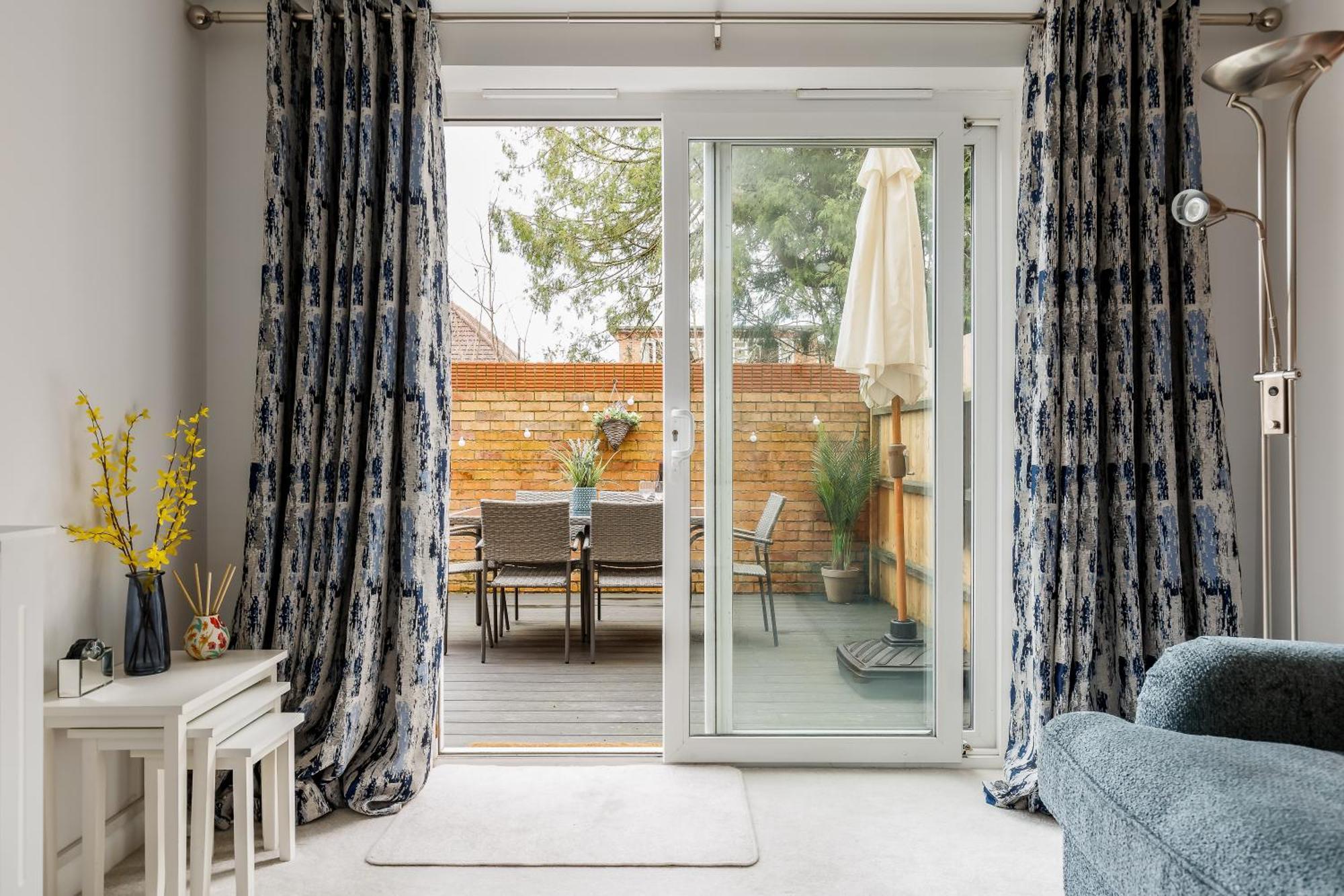 Modern, Comfy Town Centre Gem, Near Beach, Parking Apartment