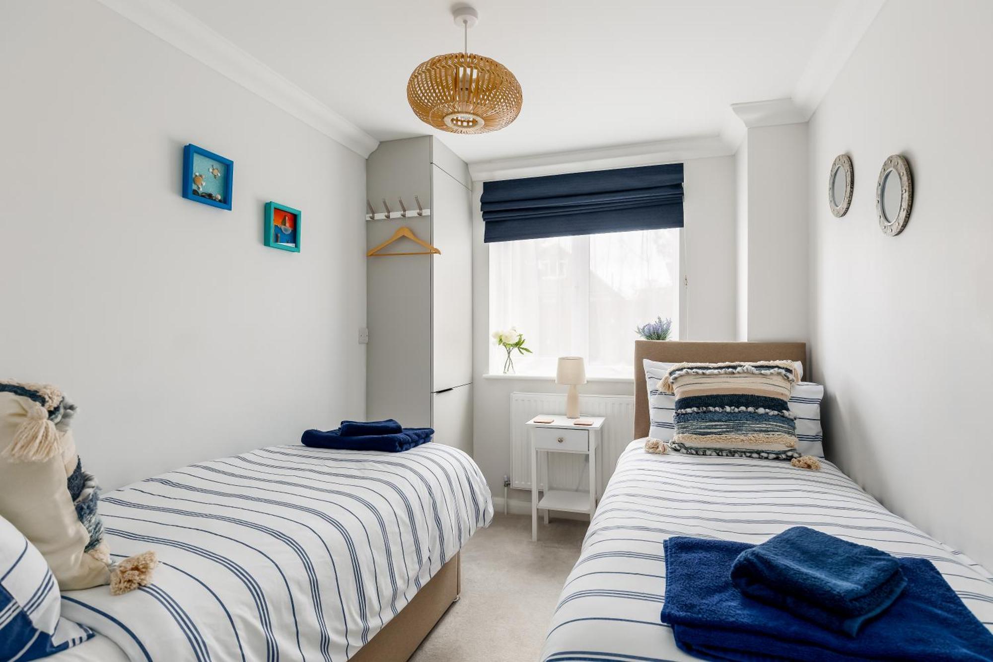 Apartment Modern, Comfy Town Centre Gem, Near Beach, Parking