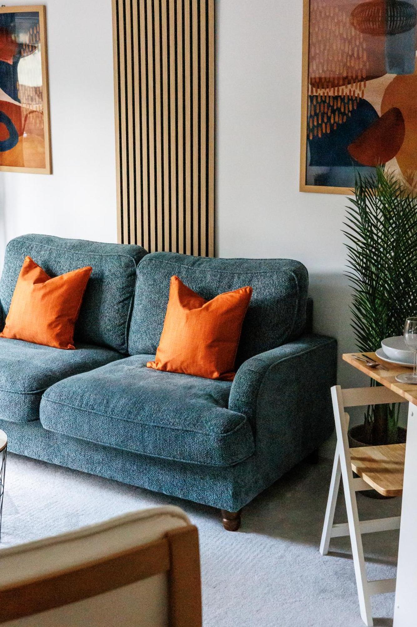 Modern, Comfy Town Centre Gem, Near Beach, Parking Apartment *
