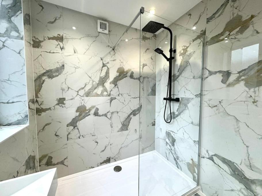 Apartment Getaway: 3br Near *