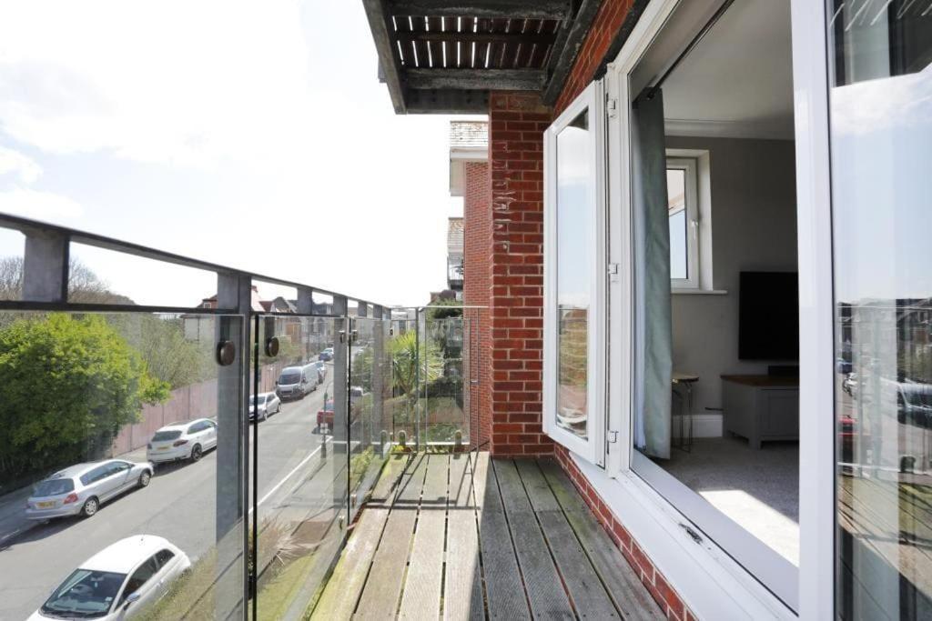 Bournecoast: Modern Flat-balcony-parking-fm6326 *