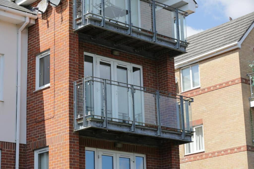 Bournecoast: Modern Flat-balcony-parking-fm6326 Apartment