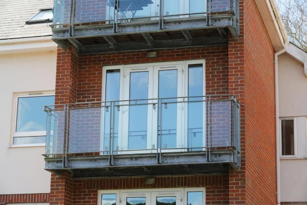 Bournecoast: Modern Flat-balcony-parking-fm6326 Apartment *