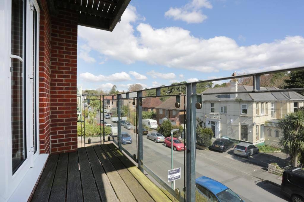 Bournecoast: Modern Flat-balcony-parking-fm6326 Bournemouth