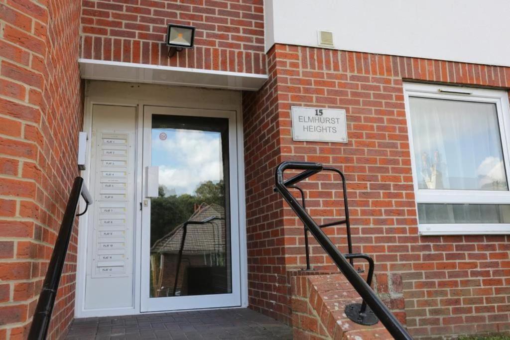 Bournecoast: Modern Flat-balcony-parking-fm6326 Bournemouth