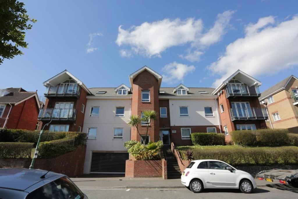 Apartment Bournecoast: Modern Flat-balcony-parking-fm6326
