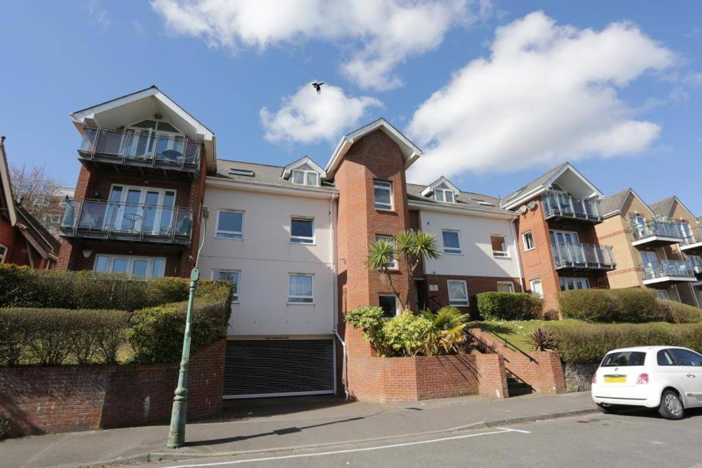 Bournecoast: Modern Flat-balcony-parking-fm6326 Bournemouth