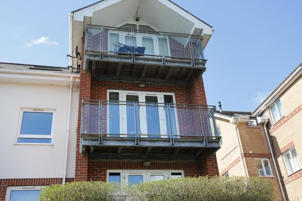 Bournecoast: Modern Flat-balcony-parking-fm6326 Apartment