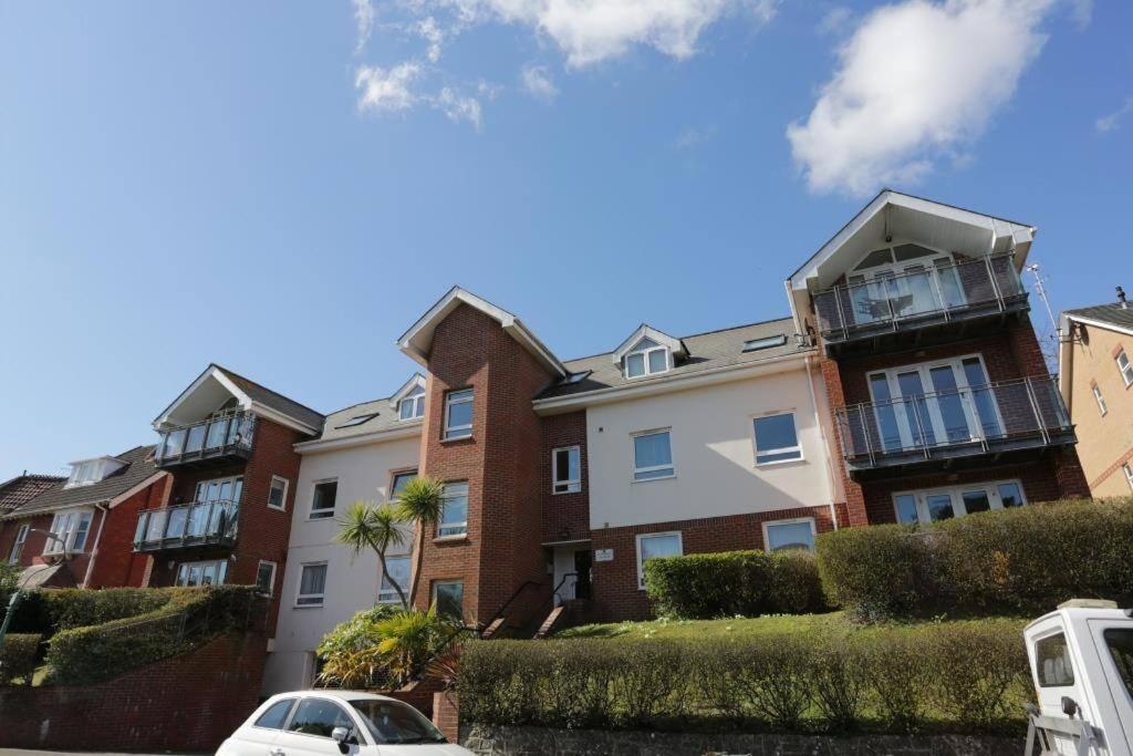 Bournecoast: Modern Flat-balcony-parking-fm6326 Bournemouth