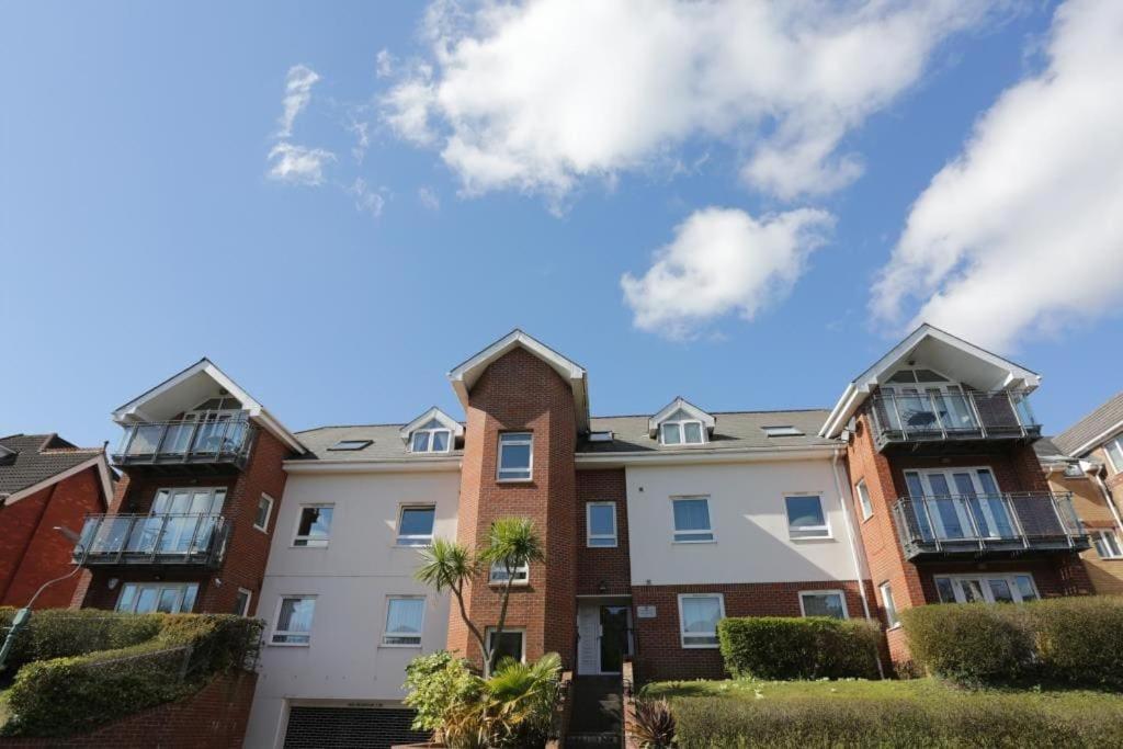 Bournecoast: Modern Flat-balcony-parking-fm6326 Apartment Bournemouth