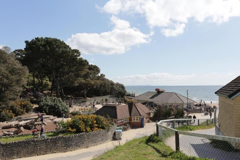 Bournecoast: Modern Flat-balcony-parking-fm6326 Apartment