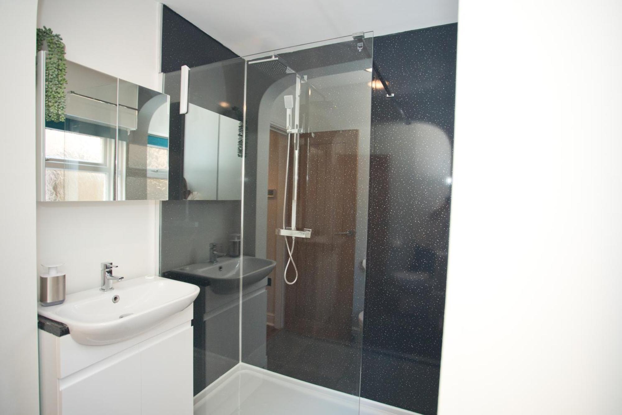 Chine Wood Retreat - Walk To The And The Lovely Westbourne - Free Parking Apartment *