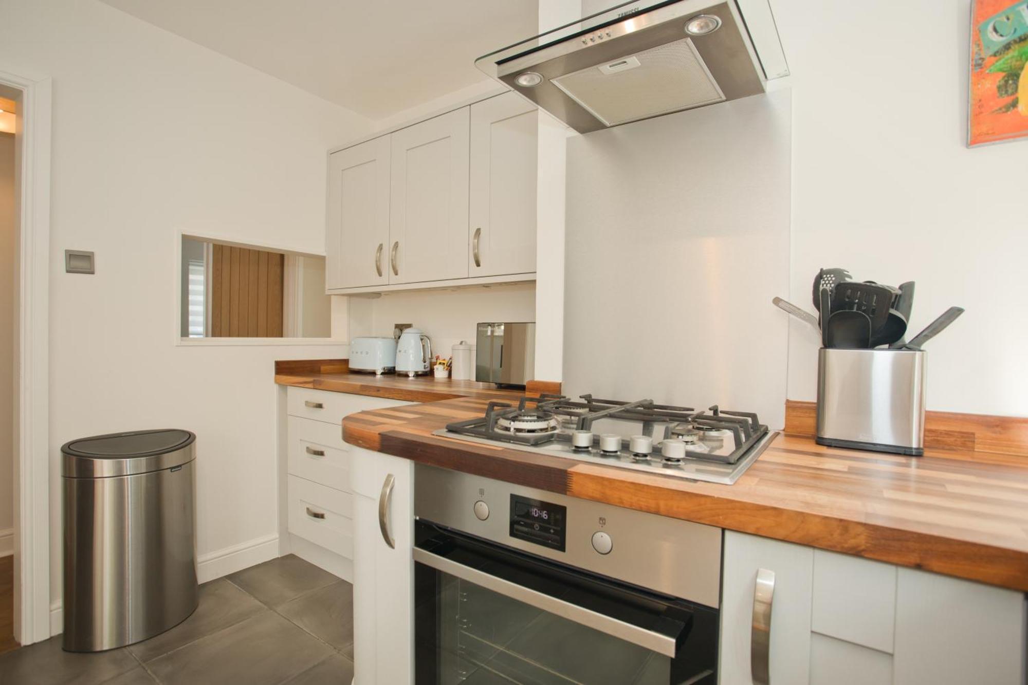 Chine Wood Retreat - Walk To The And The Lovely Westbourne - Free Parking Apartment Bournemouth