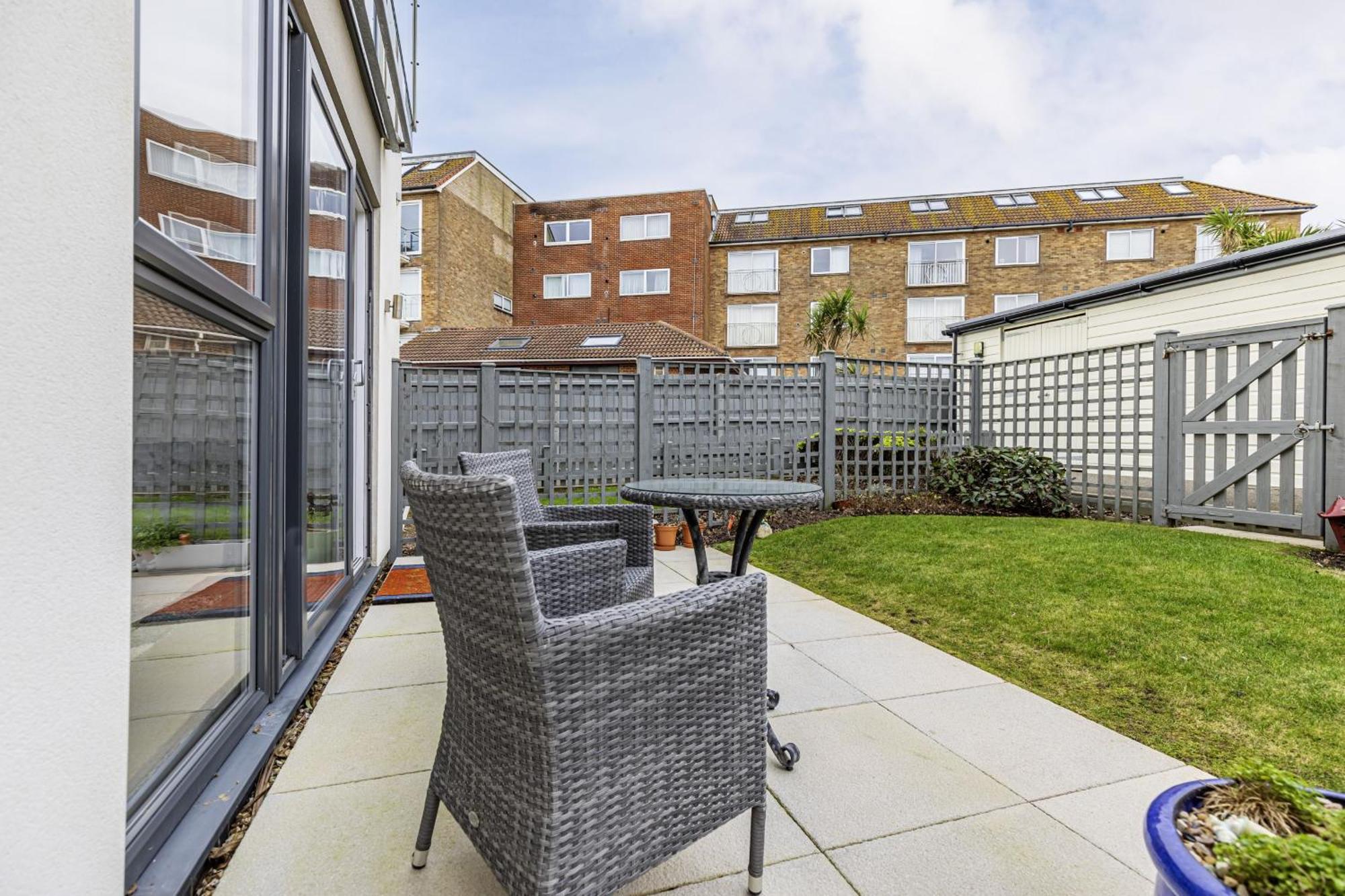 Front Getaway - Luxury With Large Garden Holiday home
