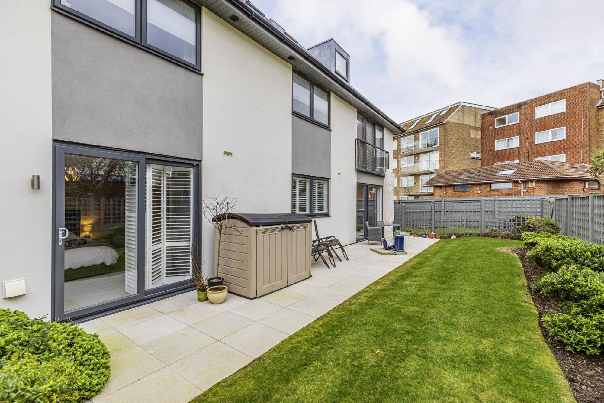 Front Getaway - Luxury With Large Garden Holiday home *